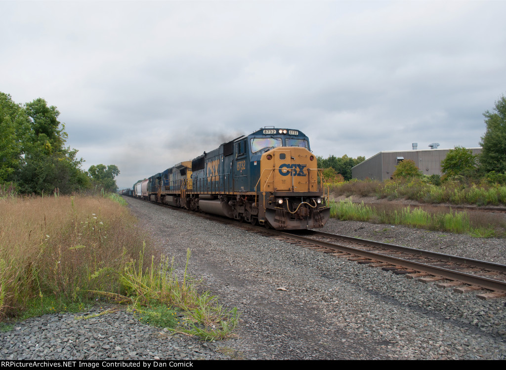 CSXT 8732 Leads Q364 at Guilderland